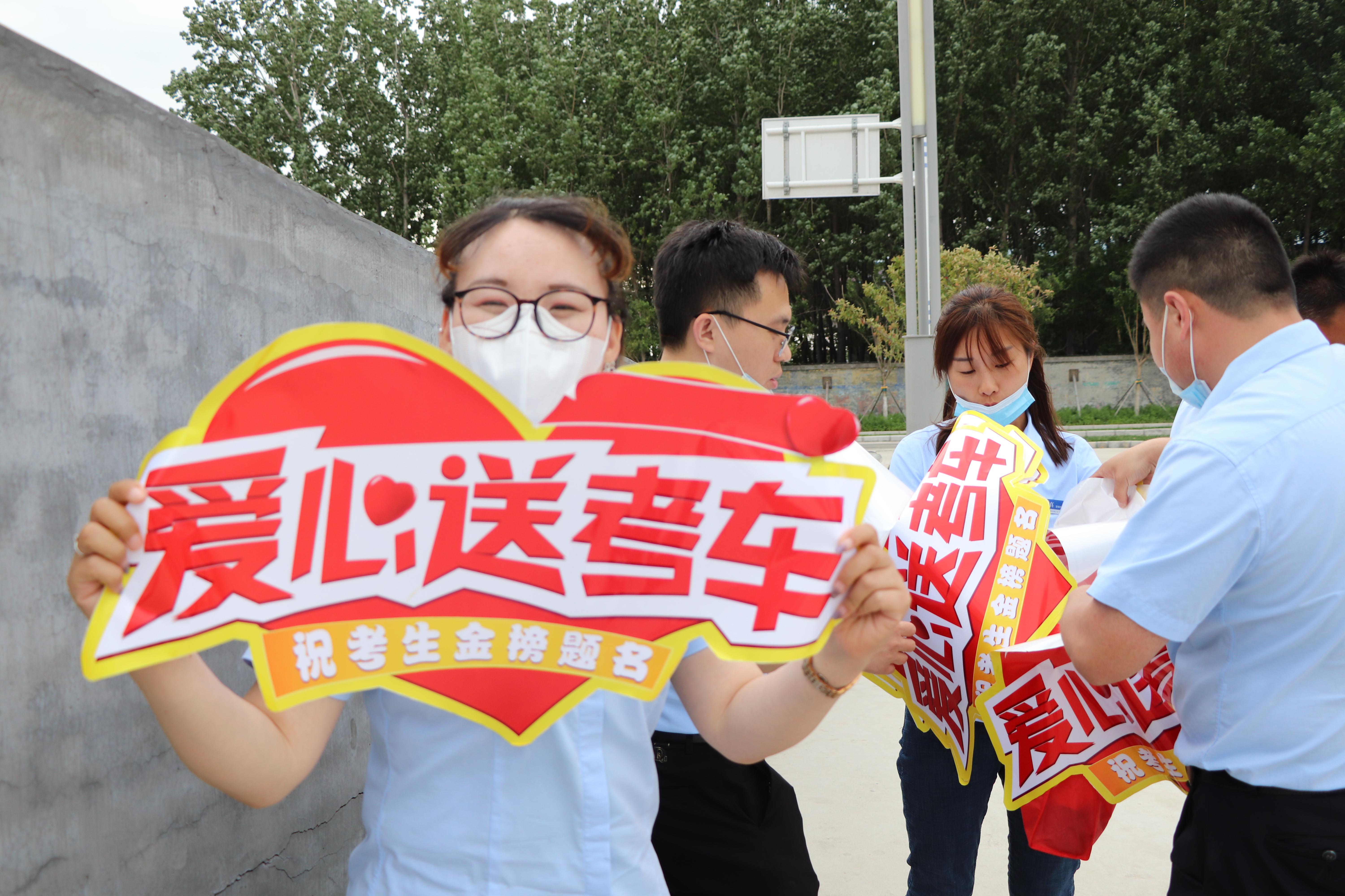 【濟寧大運河駕?！恐Ω呖荚谛袆?，綠絲帶之約為考生加油！(圖2)