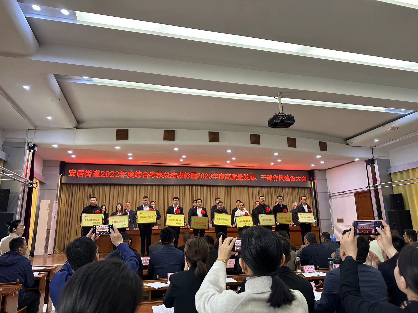 【濟寧大運河駕?！繜崃易ＹR我校榮獲“發展經濟功勛企業”表彰！(圖3)