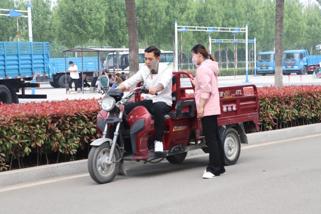 【濟寧大運河駕?！縿趧幼罟鈽s丨“五一”您學車我在崗！(圖3)