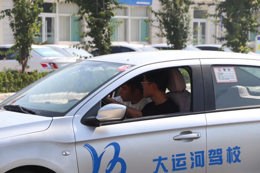 【濟寧大運河駕?！俊暗谑畬脤W車夏令營”第一批大學生順利拿證！(圖3)