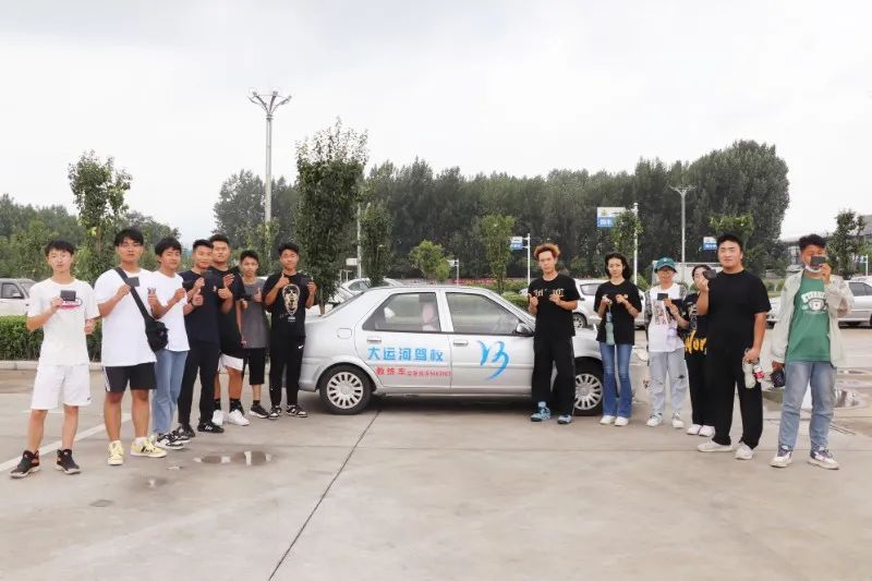 【濟寧大運河駕?！俊暗谑畬脤W車夏令營”第一批大學生順利拿證！(圖1)